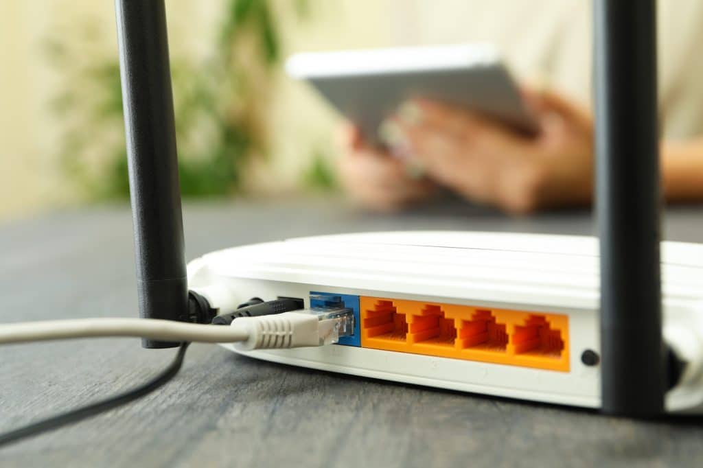 how does a wireless wifi router work
